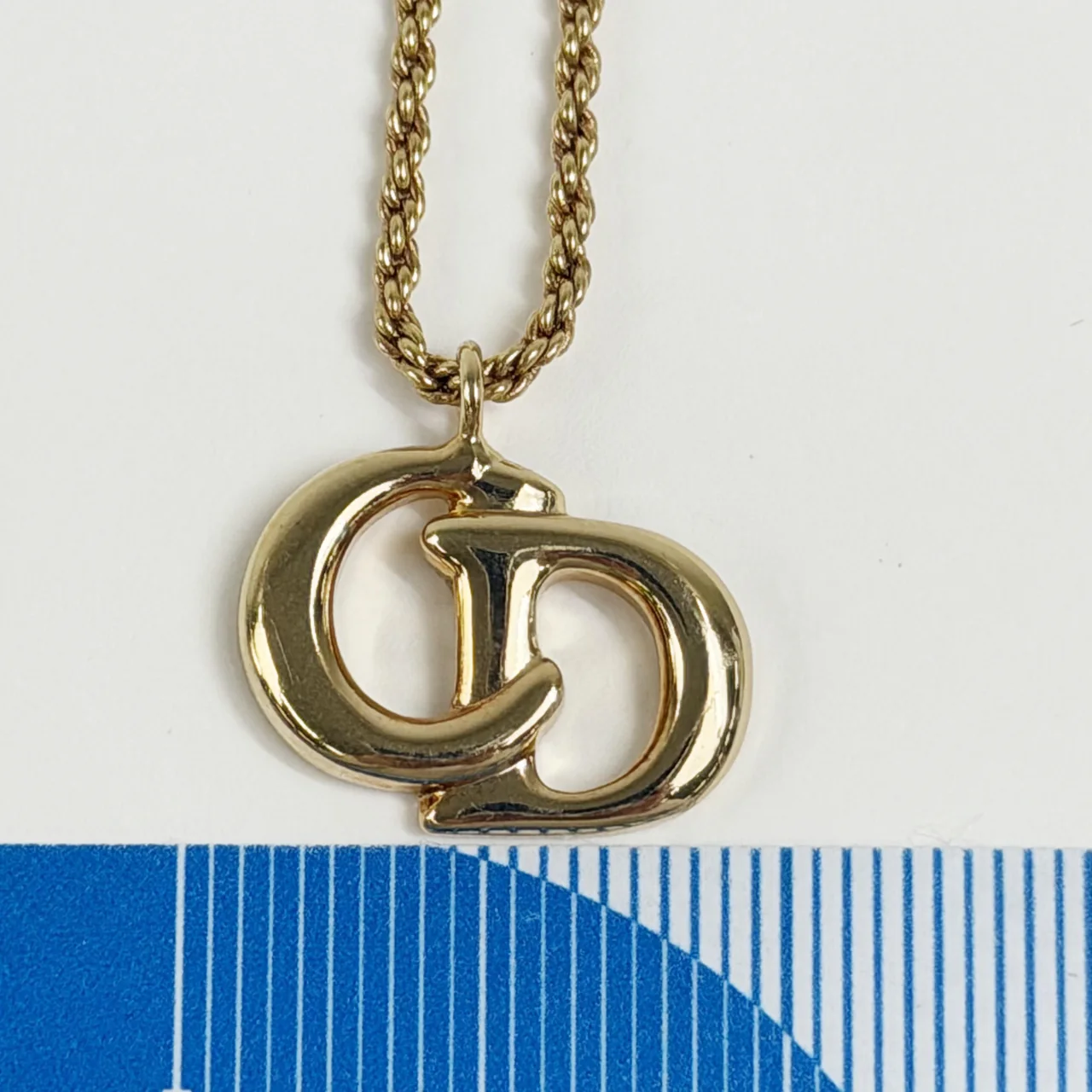 DIOR LOGO TWIST CIRCLE NECKLACE