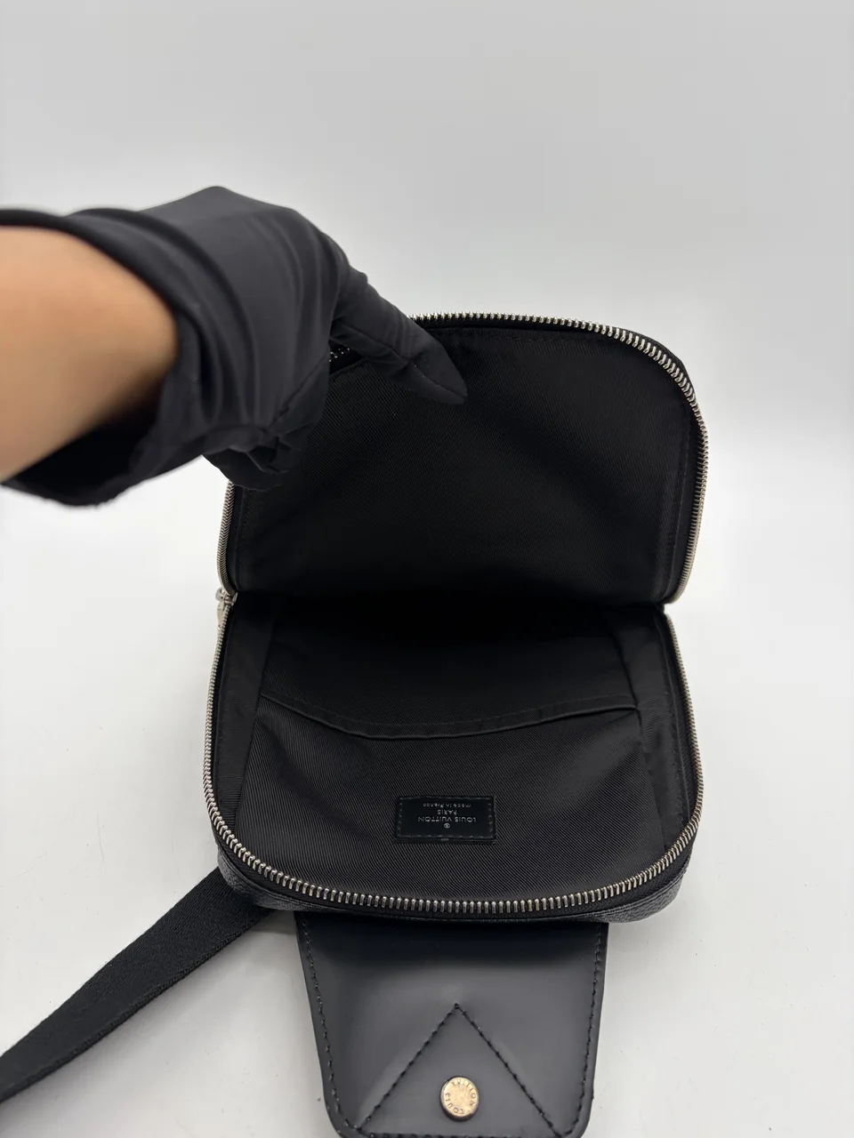 LV GRAPHITE N41719 view 10