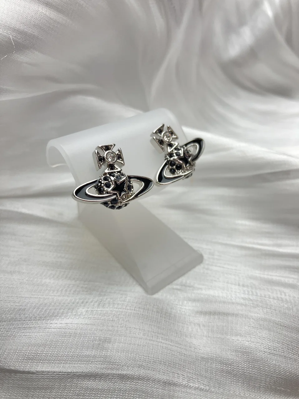 VIVIENNE WESTWOOD ORB EARRINGS (BLACK)