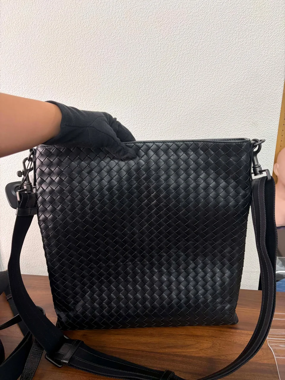 BOTTEGA VENETA INTRECCIATO SHOULDER BAG (BLACK) view 5