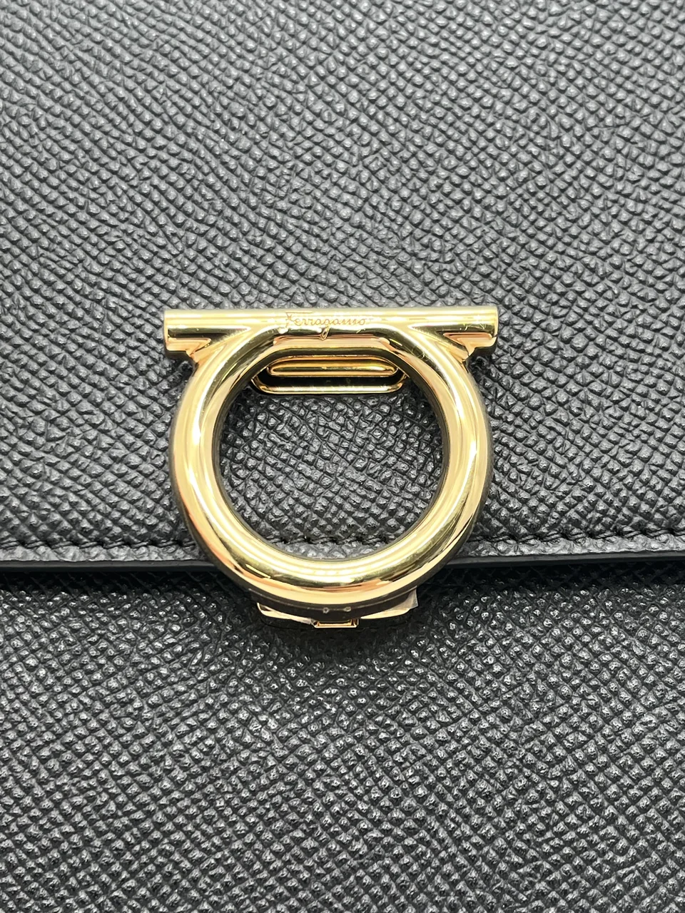 SALVATORE FERRAGAMO GANCINI SHOULDER BAG (BLACK) view 7