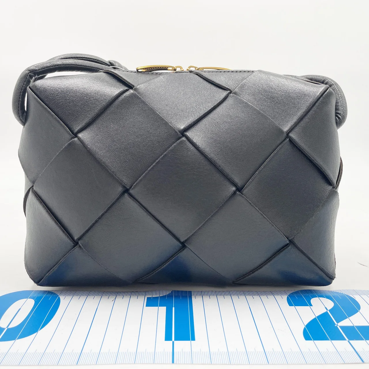 BOTTEGA VENETA MAXI INTRECCIATO SHOULDER BAG (BLACK) view 2
