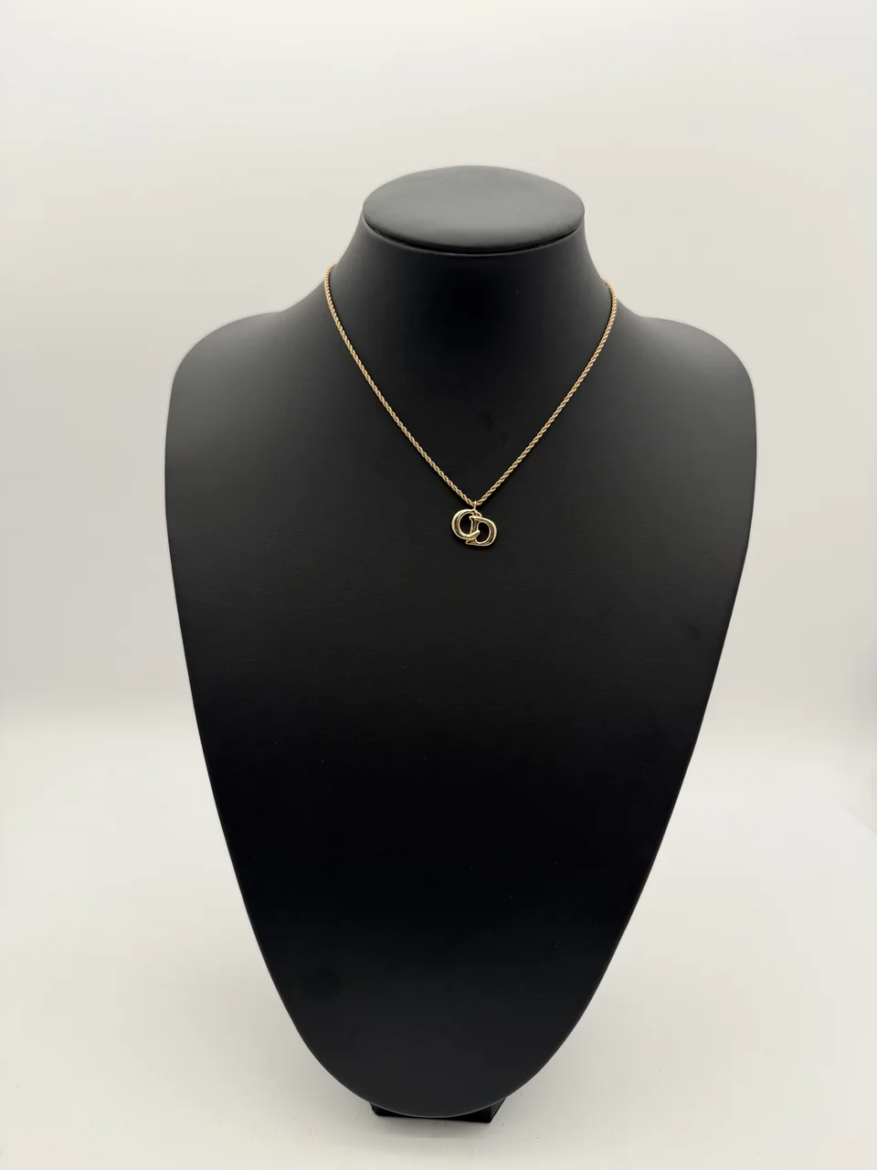 DIOR LOGO TWIST CIRCLE NECKLACE