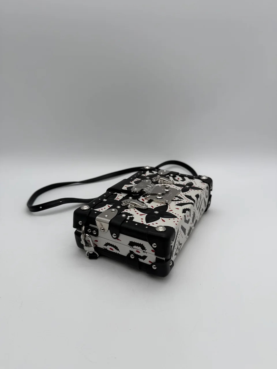 LV SHOULDER BAG view 9