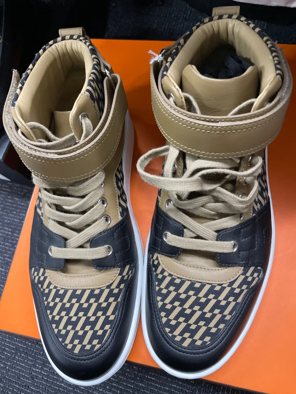 HERMES SNEAKERS (SIZE 40 1/2)