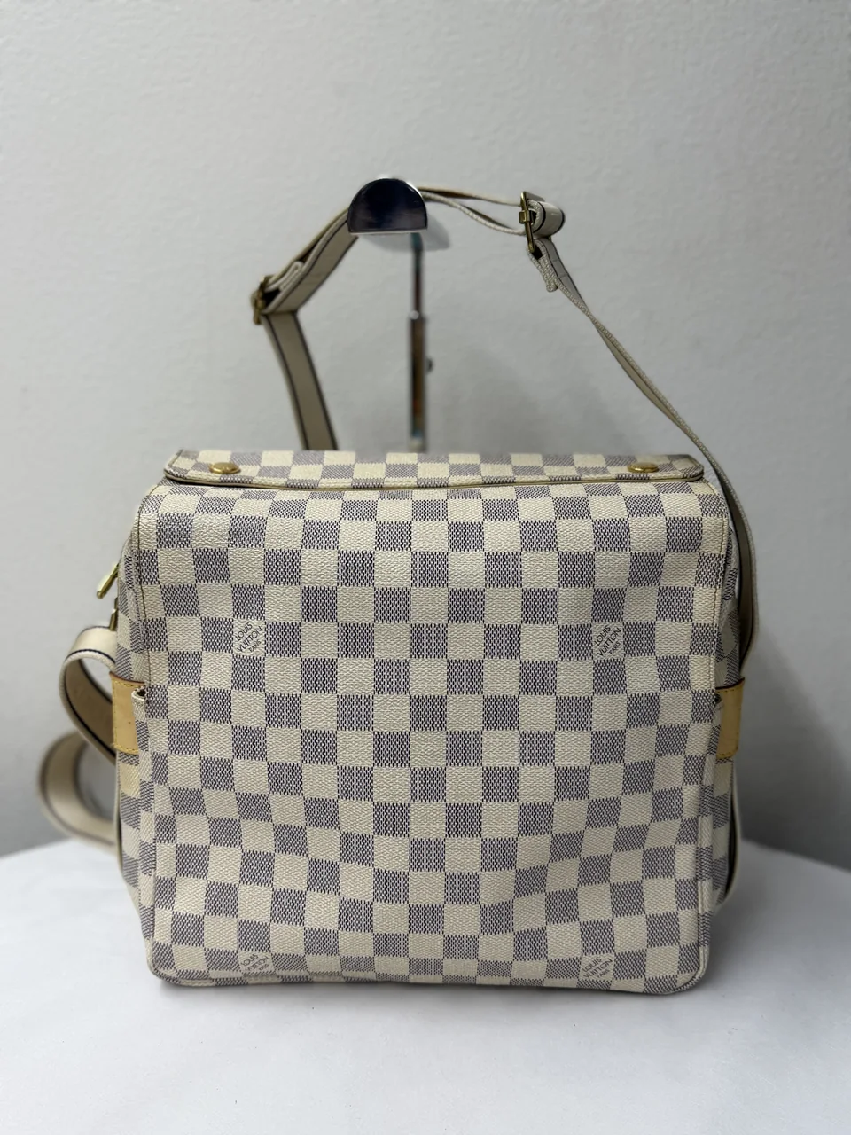 LV AZURE NAVIGLIO hover