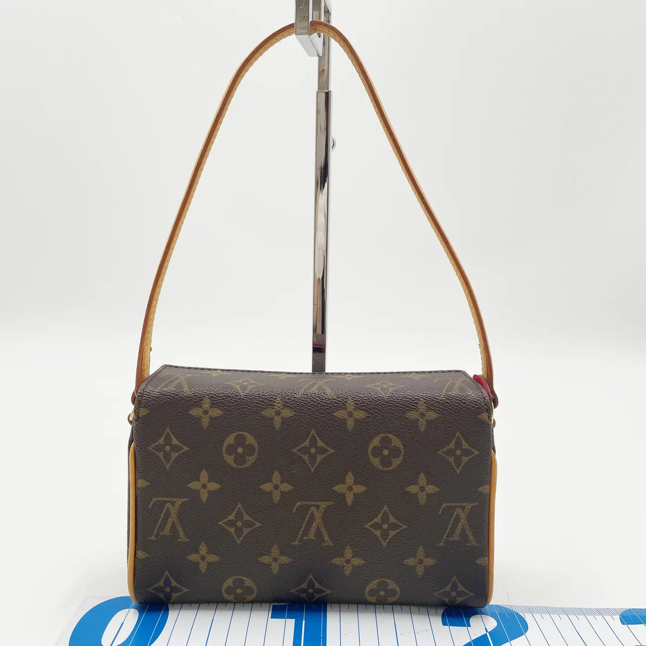 LV MONOGRAM RECITAL view 2