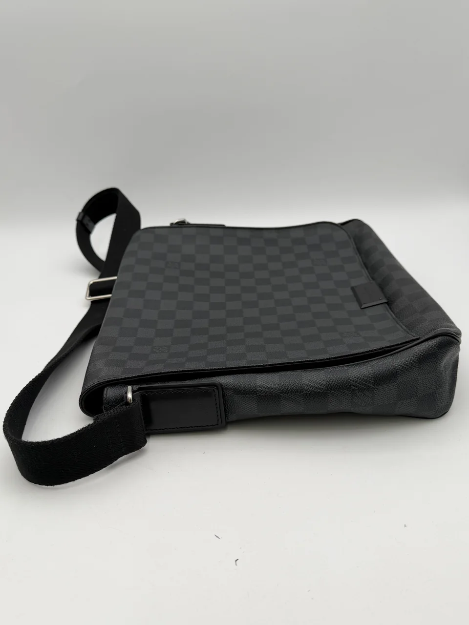 LV DAMIER GRAPHITE DISTRICT PM view 5