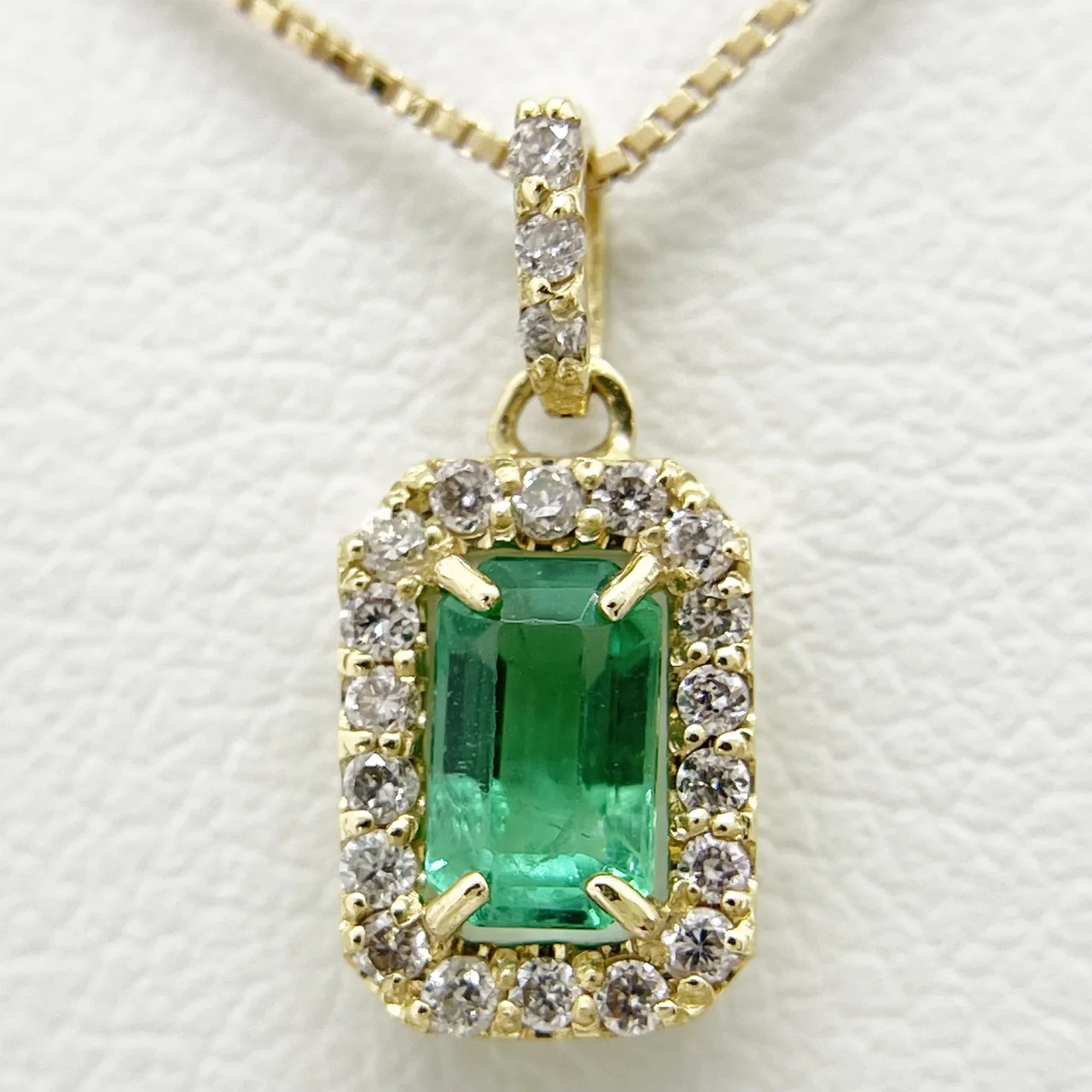 K18 EMERALD NECKLACE E0.30CT FD0.10CT 1.6G