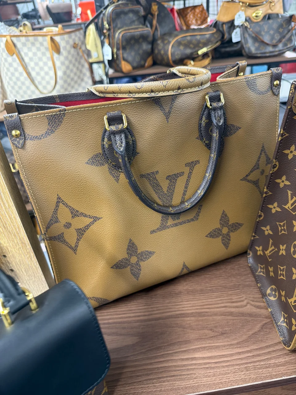 LV MONOGRAM JEANT REVERSE ON THE GO MM view 3