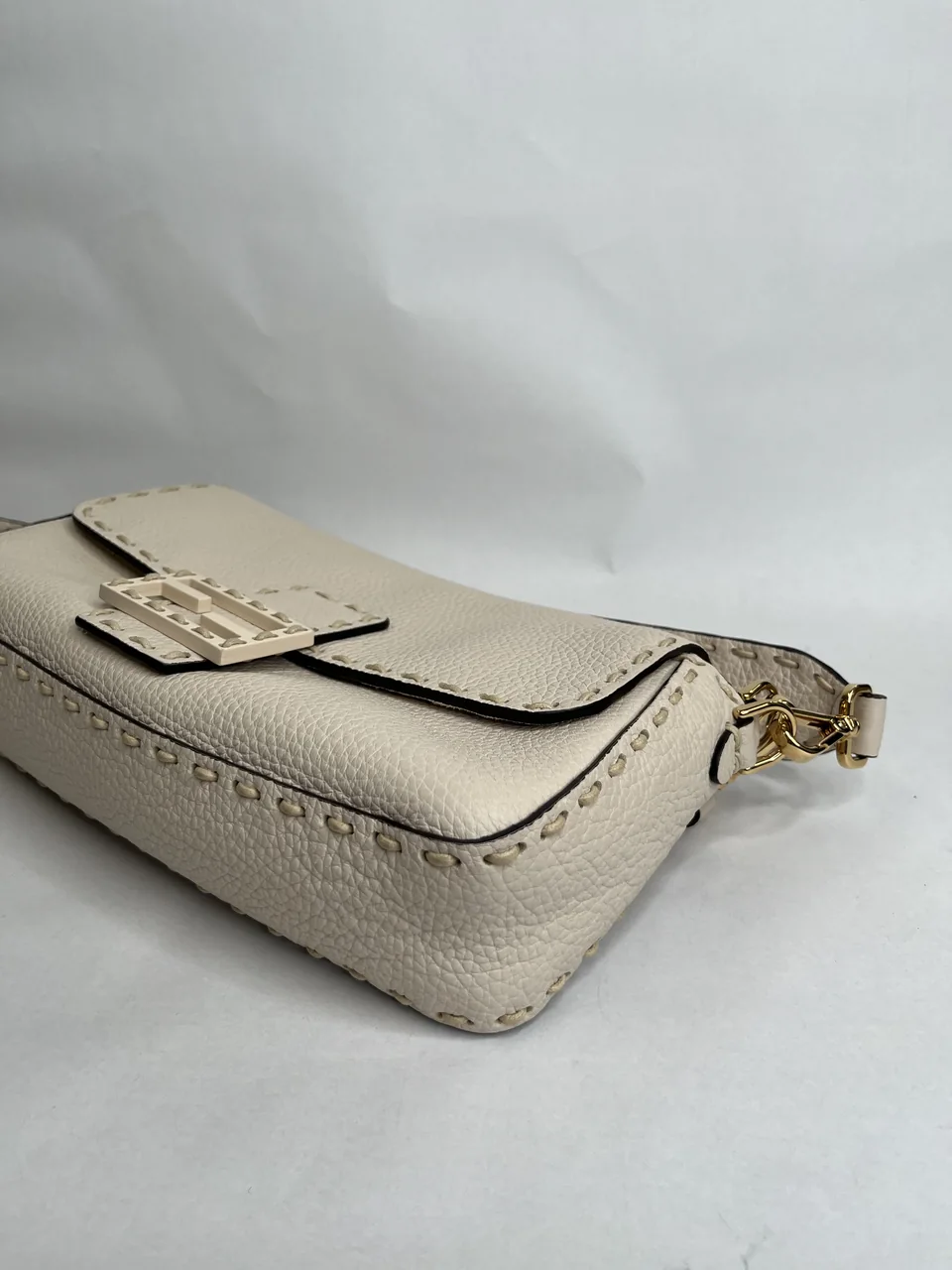 FENDI MAMMA BAGUETTE TWO-WAY SHOULDER BAG (BEIGE) view 4