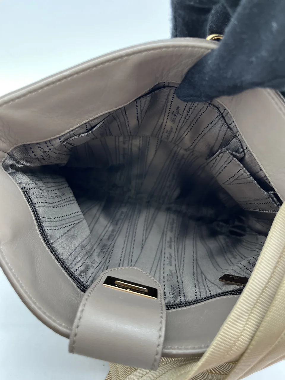 SALVATORE FERRAGAMO SHOULDER BAG view 9