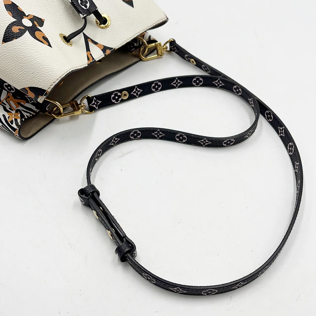 LV MONOGRAM JUNGLE NEO NOE view 7