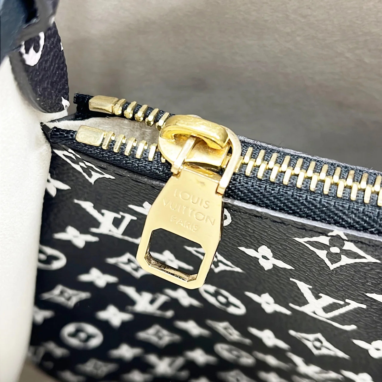 LV MONOGRAM JUNGLE NEO NOE view 4