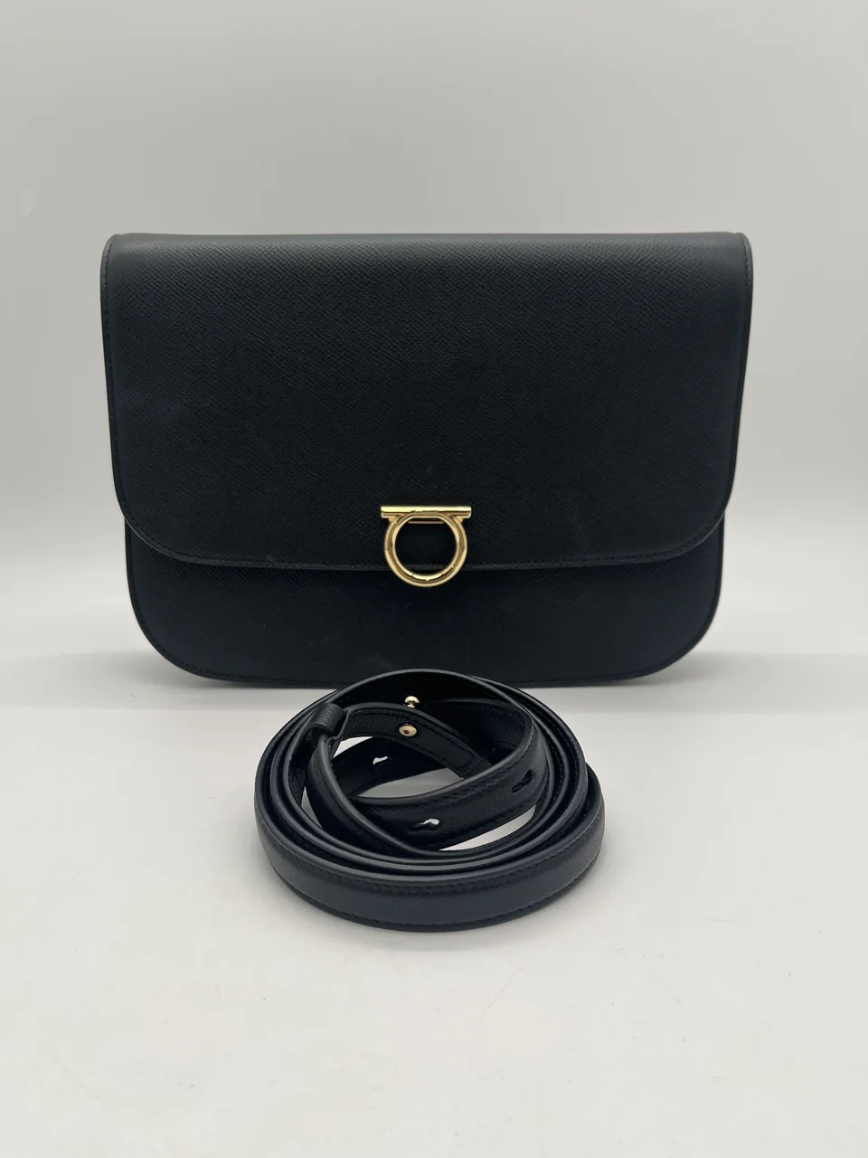 SALVATORE FERRAGAMO GANCINI SHOULDER BAG (BLACK)