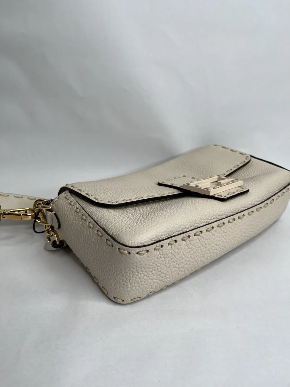 FENDI MAMMA BAGUETTE TWO-WAY SHOULDER BAG (BEIGE) view 3