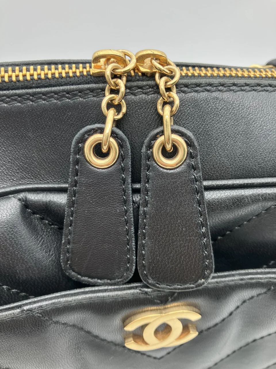 CHANEL V-STITCH CHAIN SHOULDER BAG view 17