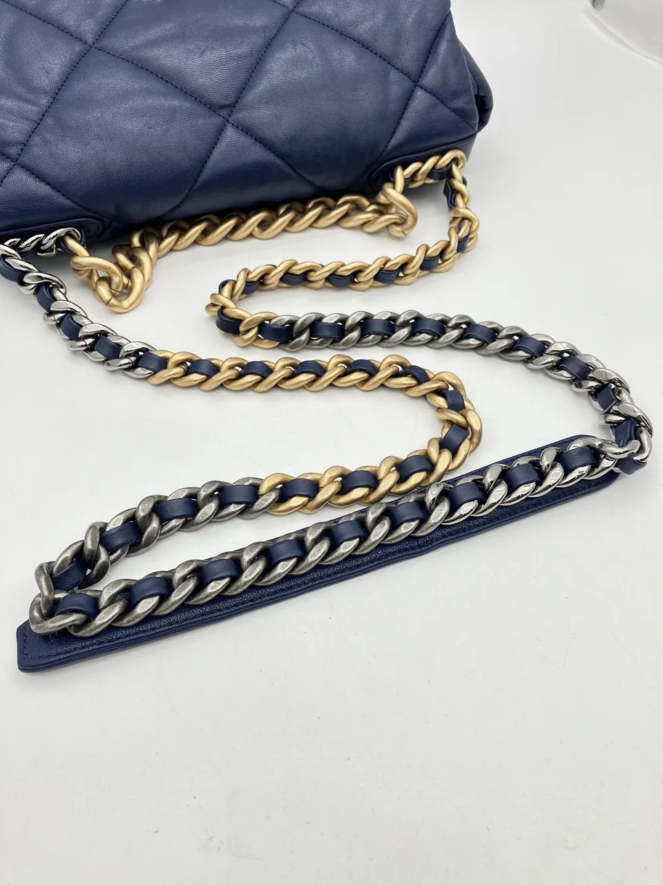 CHANEL 19 view 10