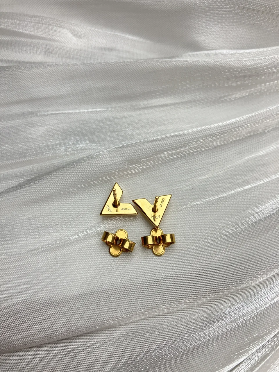 LV ESSENTIAL V EARRINGS view 3