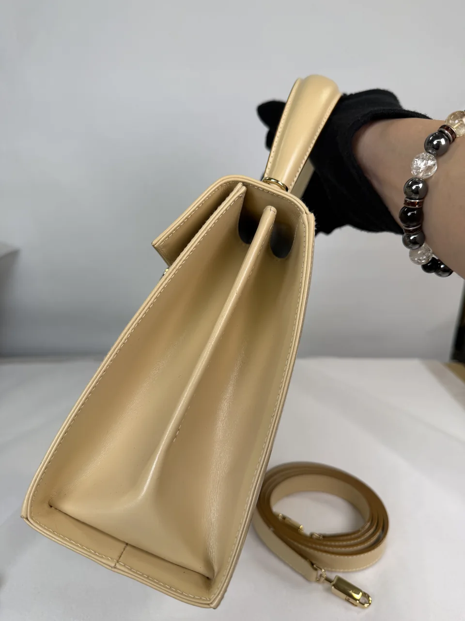SALVATORE FERRAGAMO GANCINI HANDBAG (BEIGE) view 4