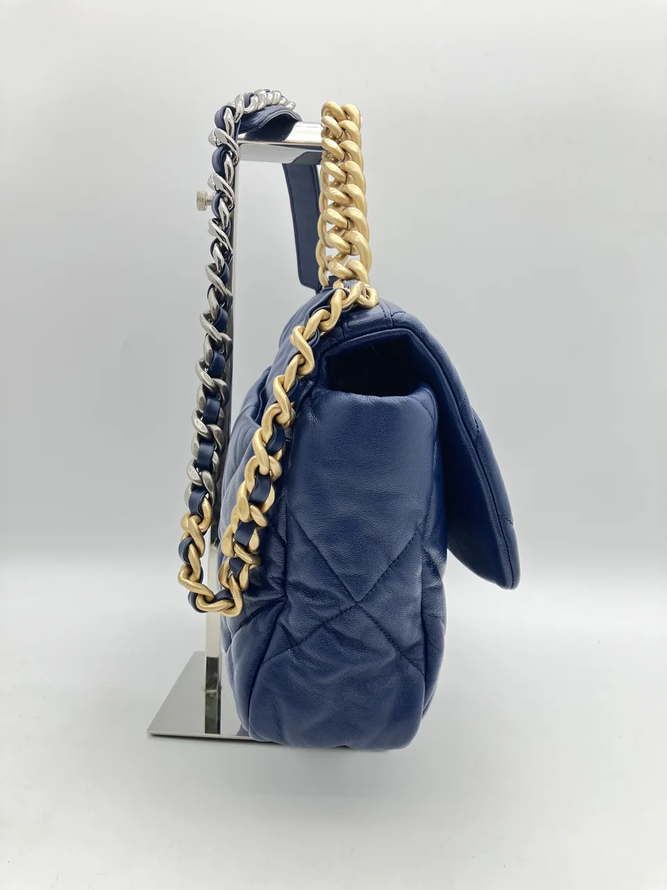 CHANEL 19 view 5