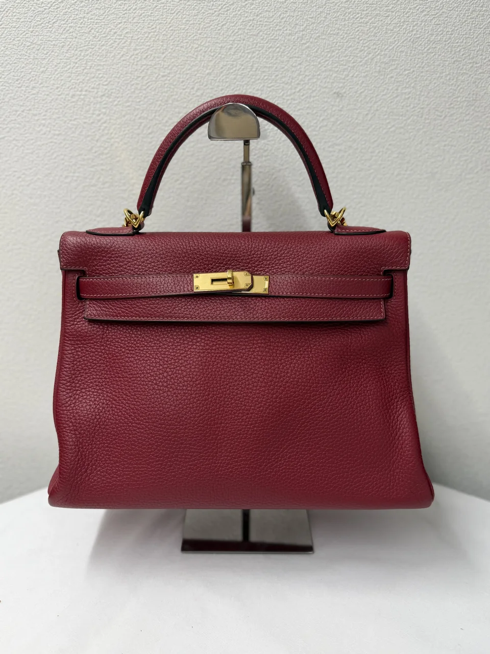 HERMES KELLY 32 (TAURILLON CLEMENCE, ROUGE GRENAT, X STAMP)