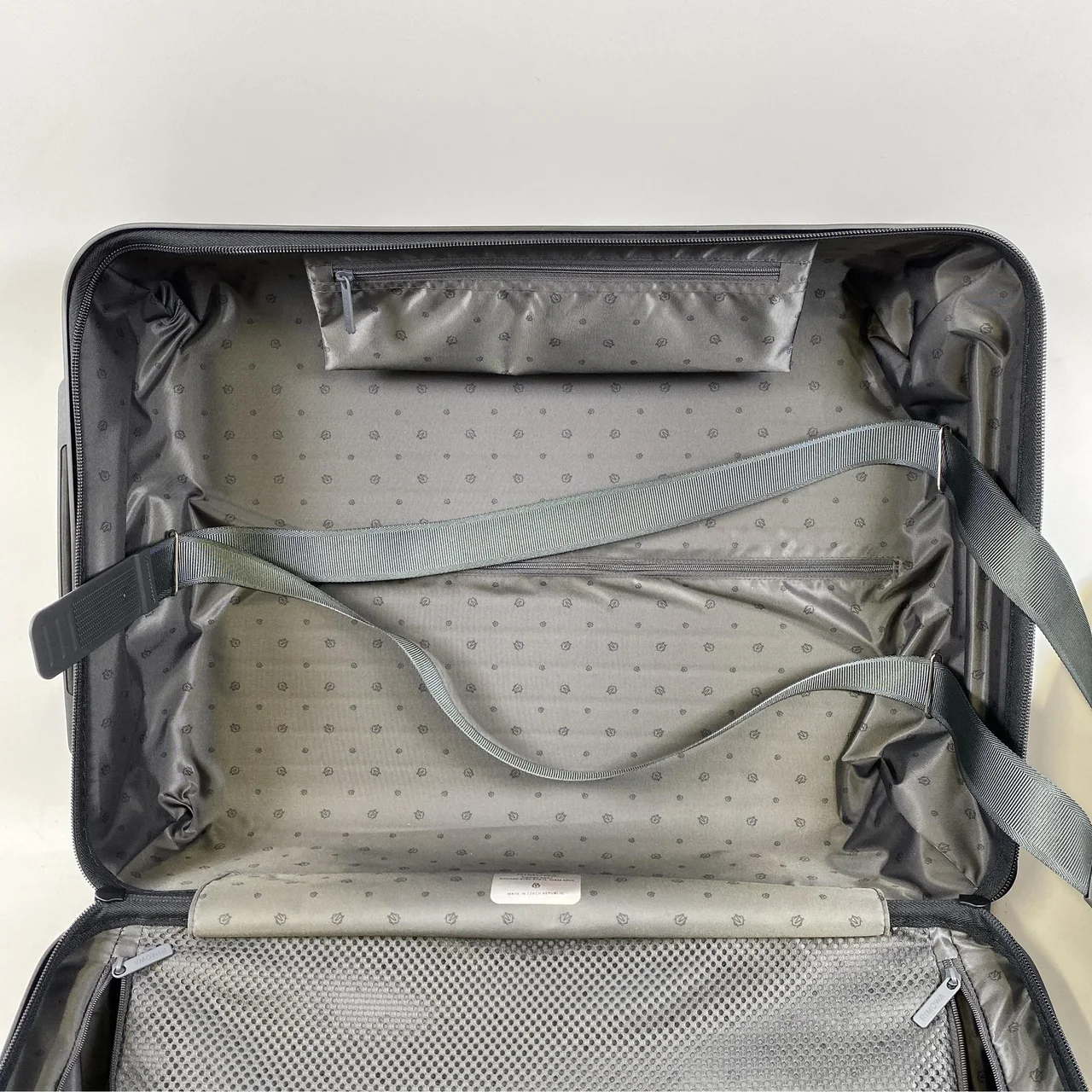 RIMOWA ESSENTIAL CABIN (BLACK) view 4