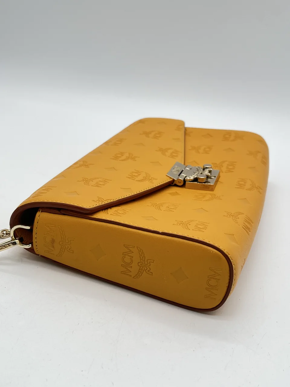 MCM VICETOS TWO-WAY SHOULDER BAG (YELLOW) view 3