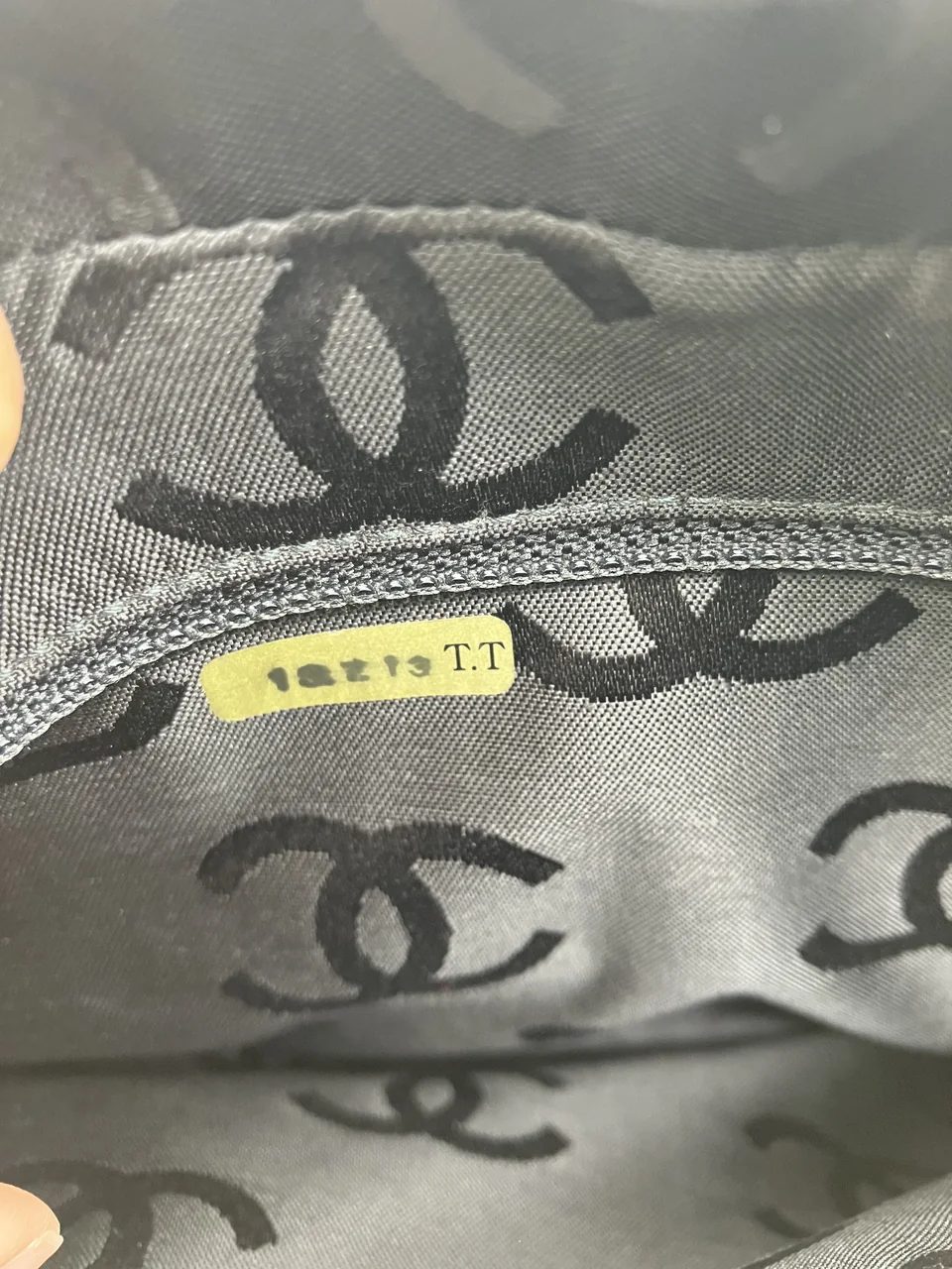 CHANEL V-STITCH CHAIN SHOULDER BAG view 20
