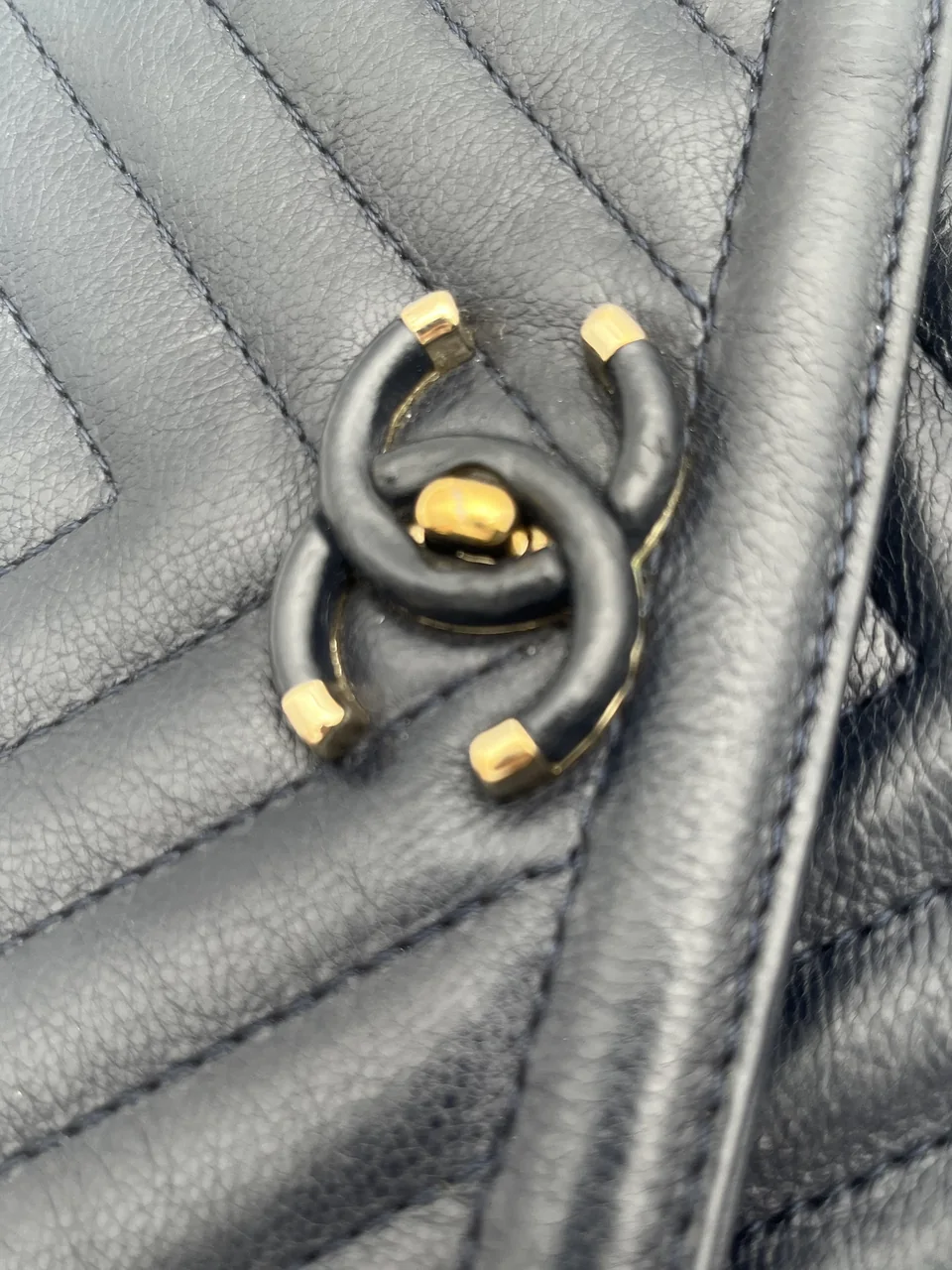 CHANEL V-STITCH SHOULDER BAG view 3