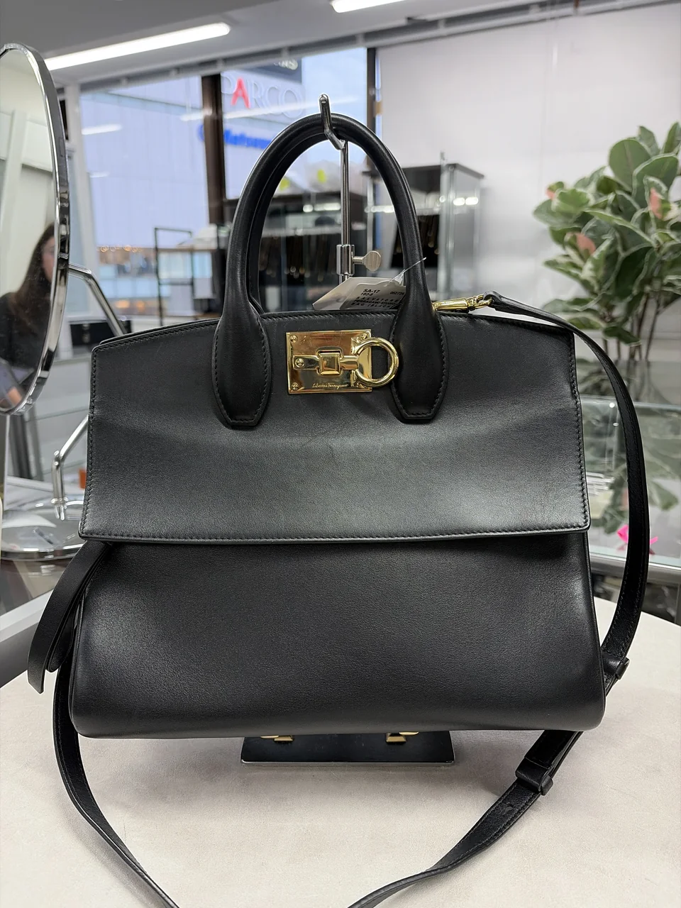 SALVATORE FERRAGAMO STUDIO BAG (BLACK)