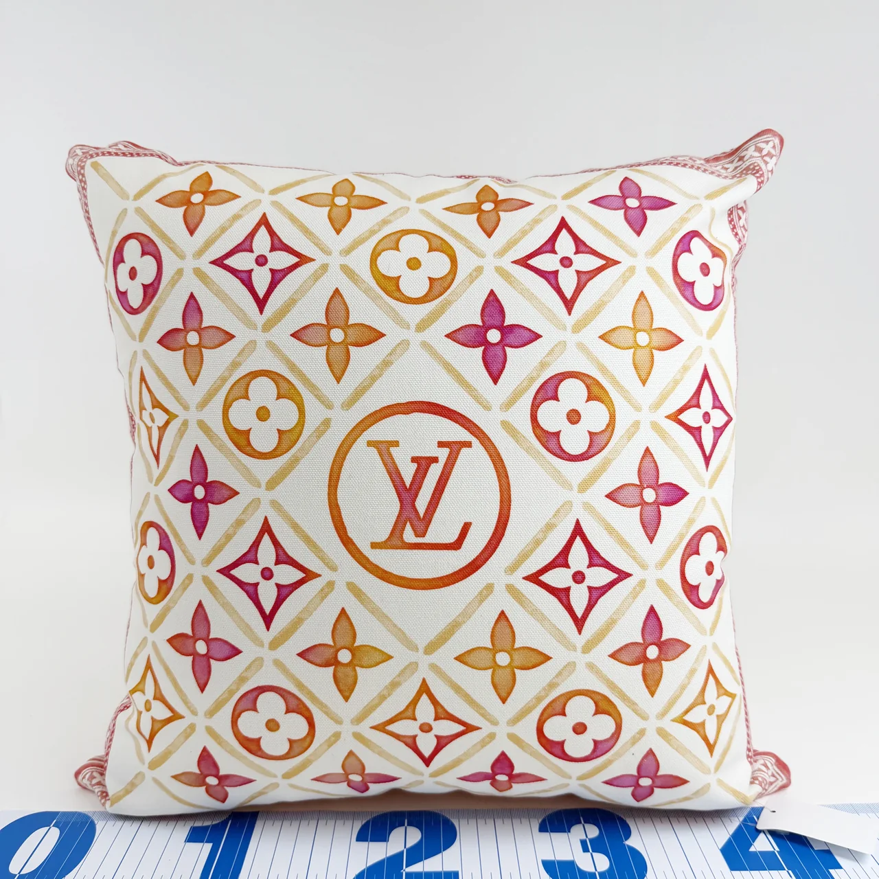 LV CUSHION hover