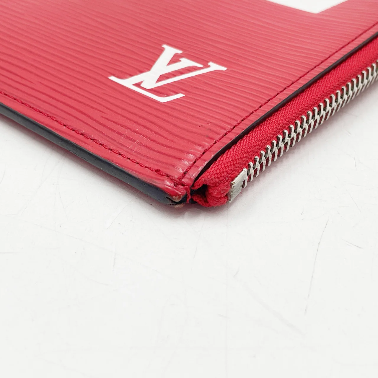 LV EPI POCHETTE JOUR GM view 5