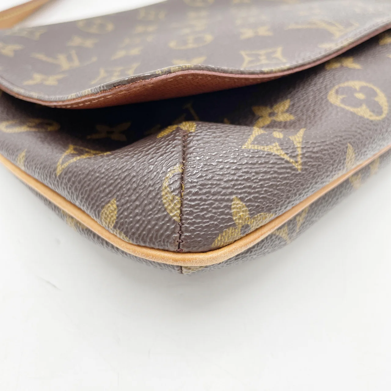 LV MONOGRAM MUSETTE TANGO SHORT view 4