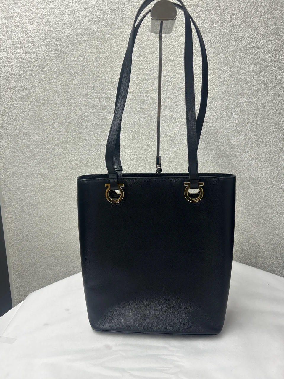 SALVATORE FERRAGAMO GANCINI TOTE BAG (BLACK) view 11