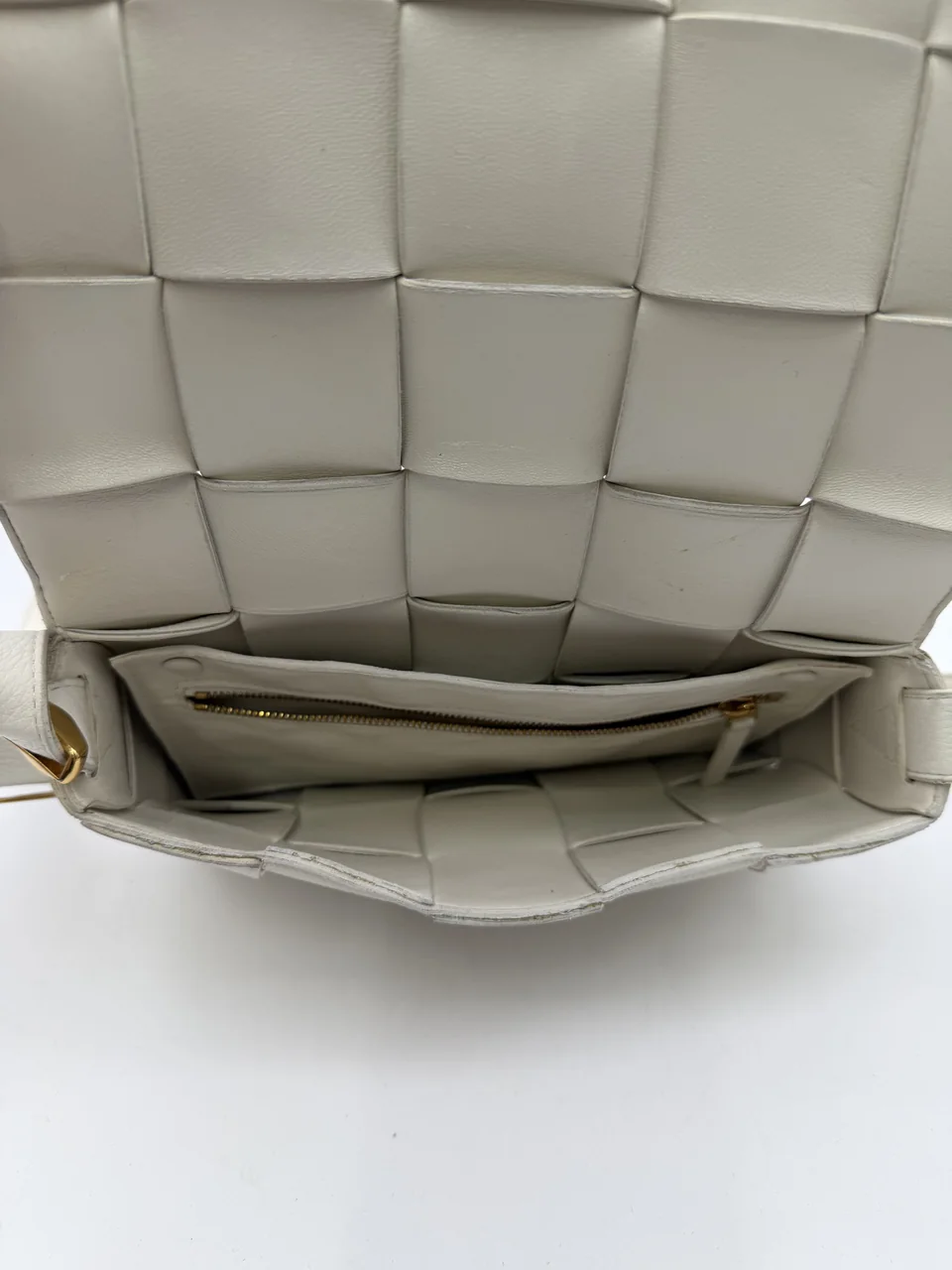 BOTTEGA VENETA MAXI INTRECCIATO CASSETTE (WHITE) view 3