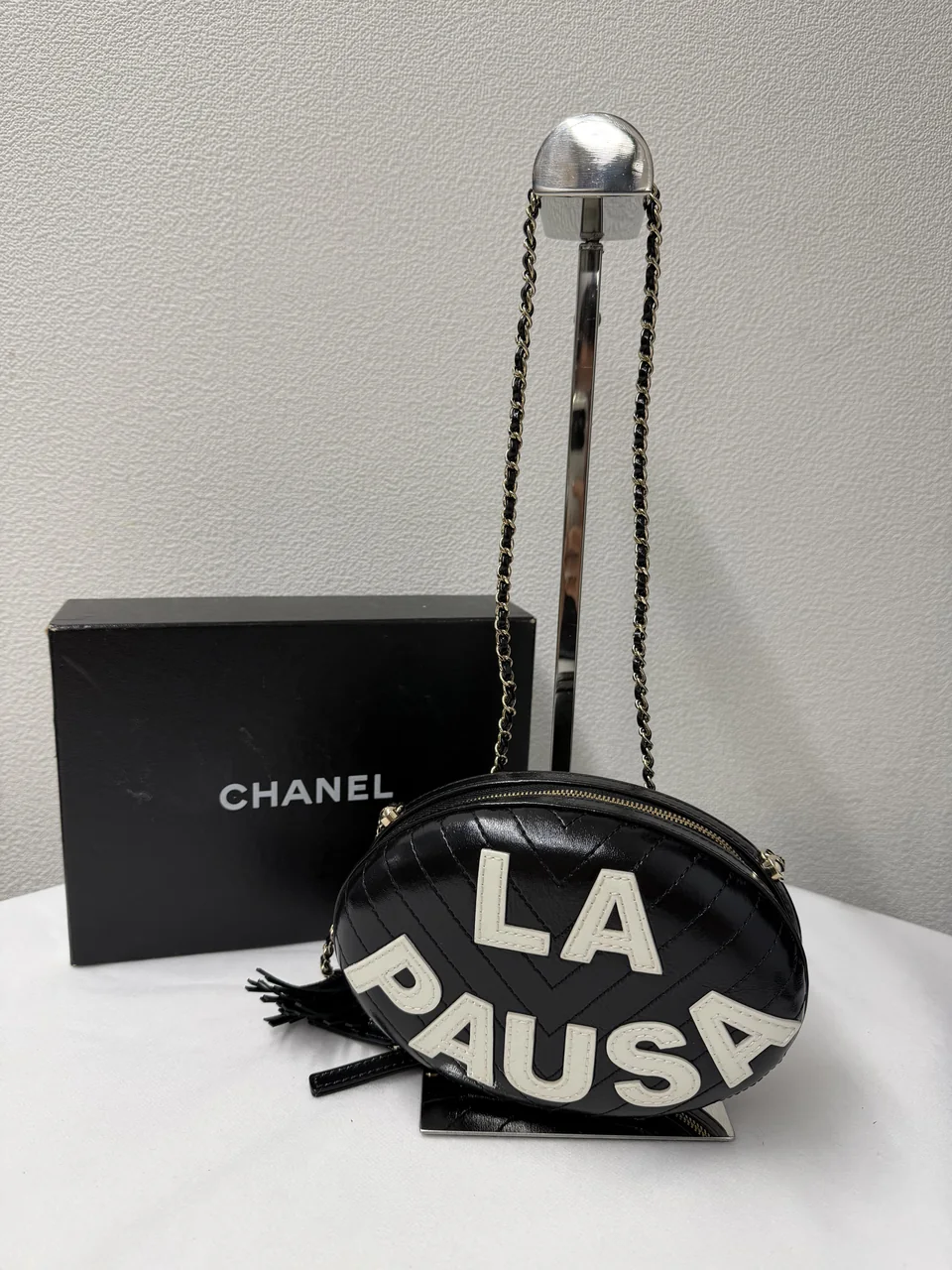 CHANEL LA PAUSA CHAIN SHOULDER BAG (26 SERIAL CODE) view 3