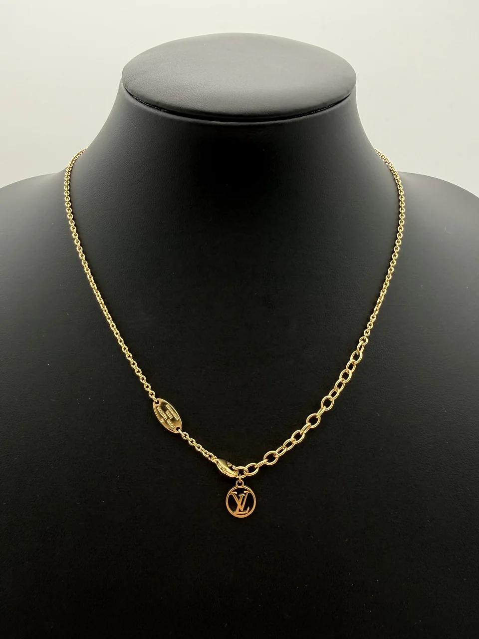 LV ESSENTIAL V NECKLACE view 5