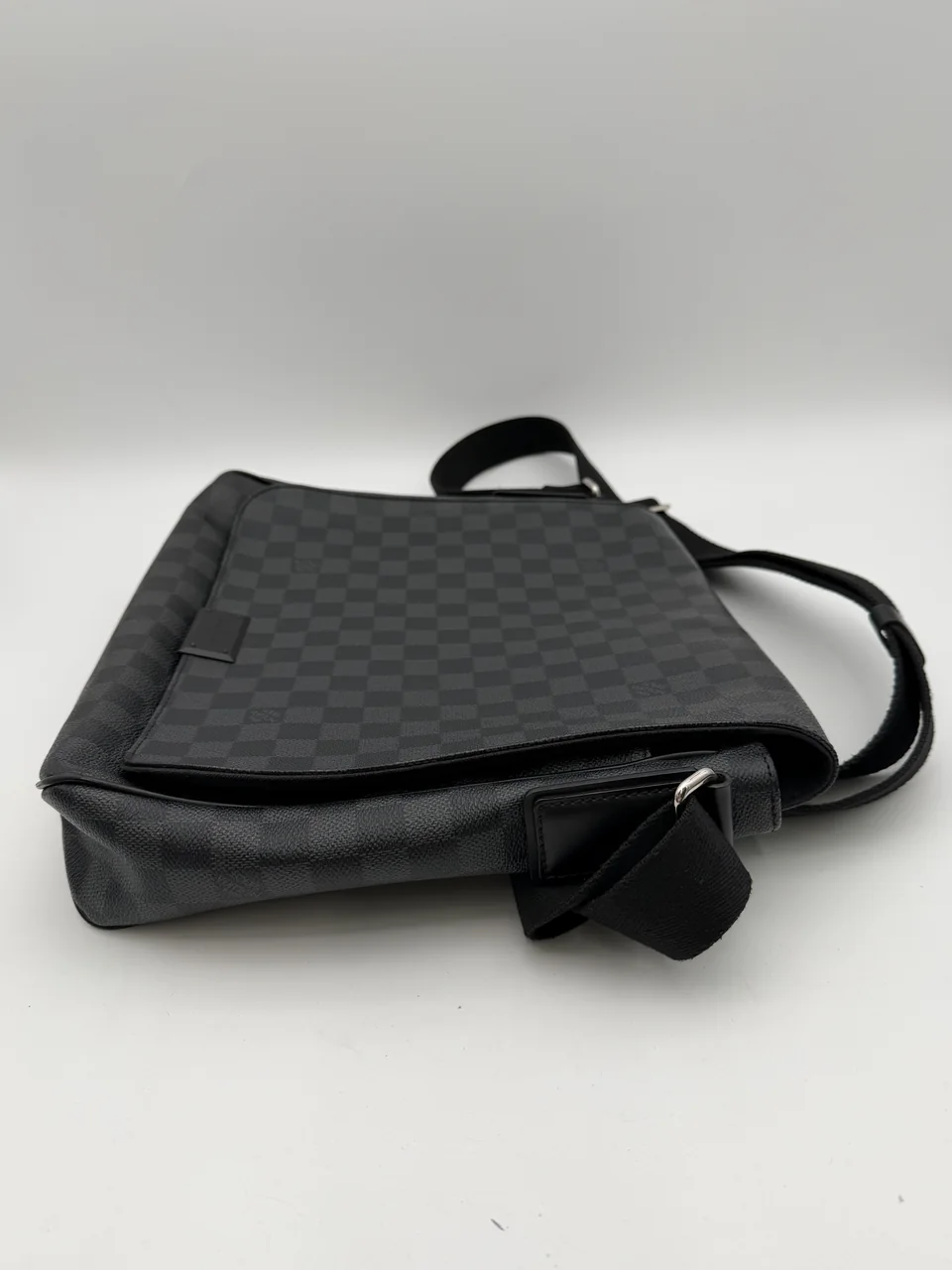 LV DAMIER GRAPHITE DISTRICT PM view 3