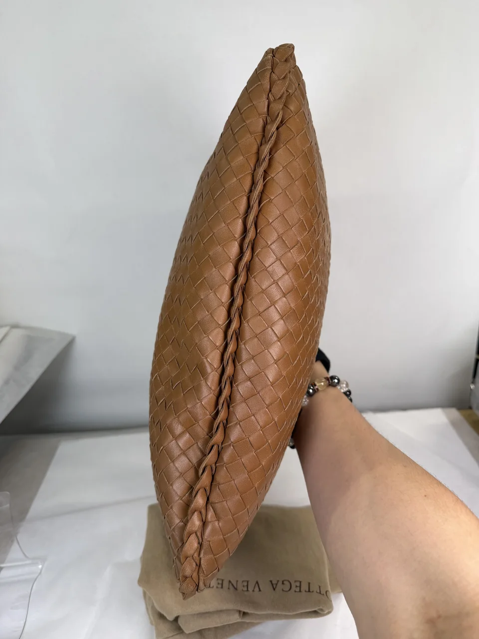 BOTTEGA VENETA INTRECCIATO HOBO MEDIUM (BROWN) view 6