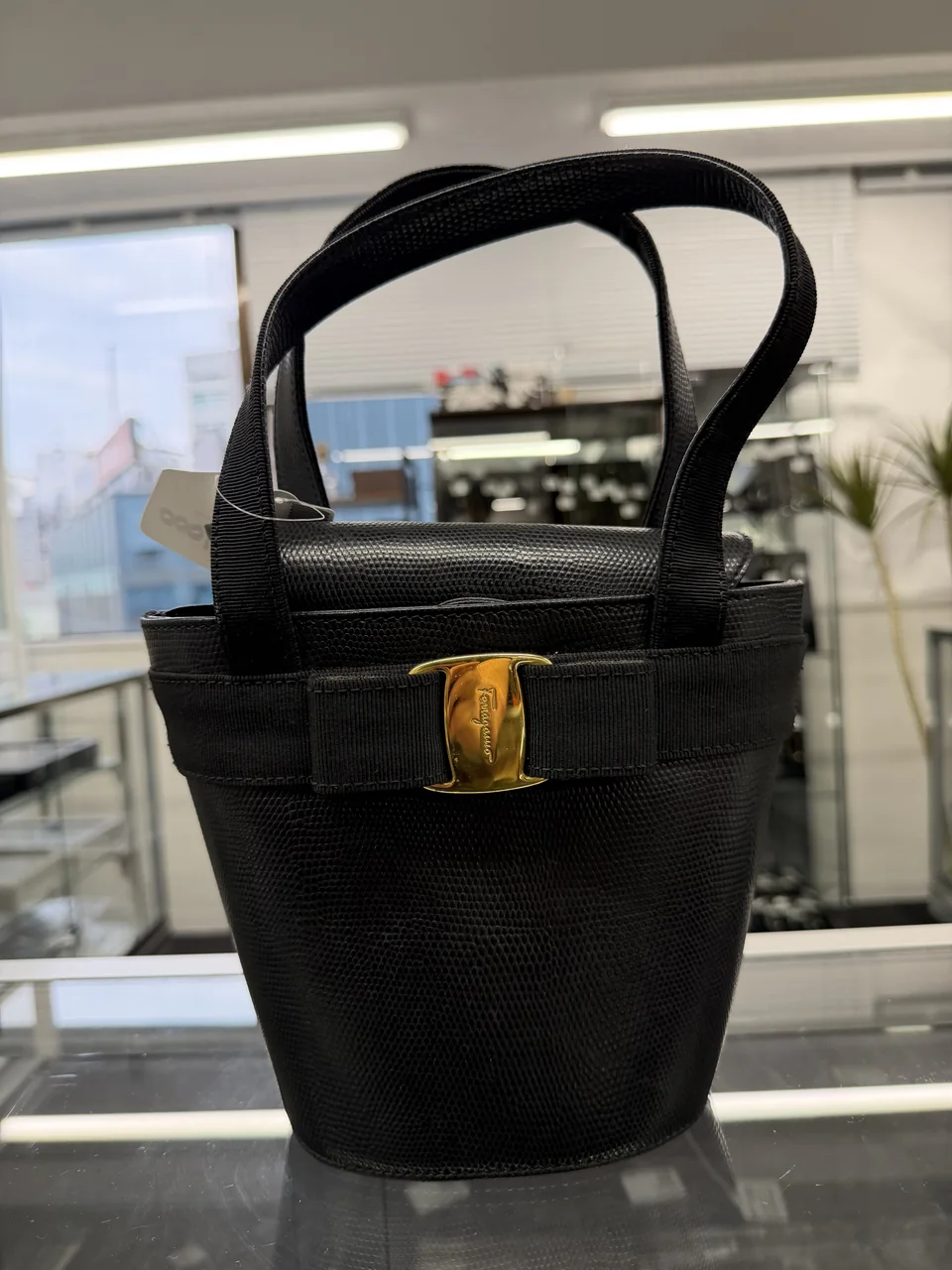 SALVATIRE FERRAGAMO HANDBAG (BLACK) view 2