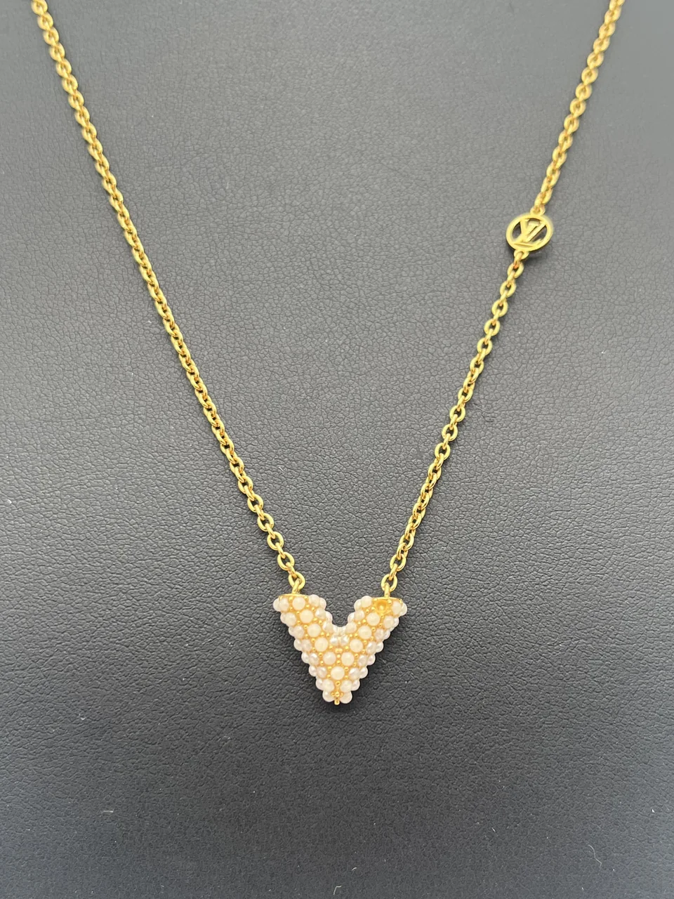 LV ESSENTIAL V NECKLACE hover