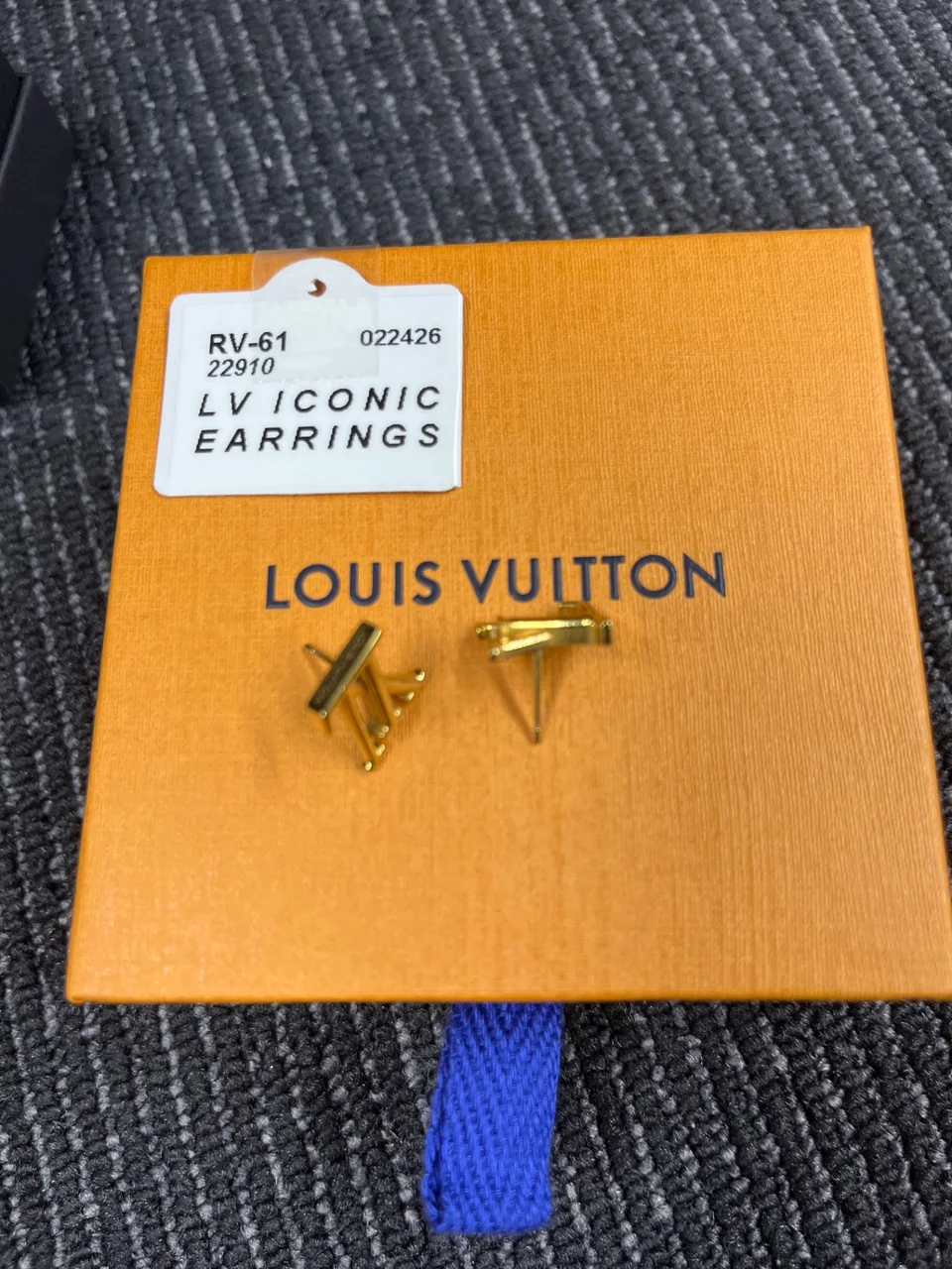 LV ICONIC EARRINGS view 3