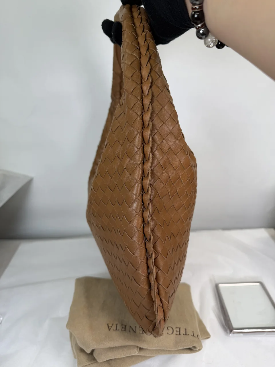 BOTTEGA VENETA INTRECCIATO HOBO MEDIUM (BROWN) view 5