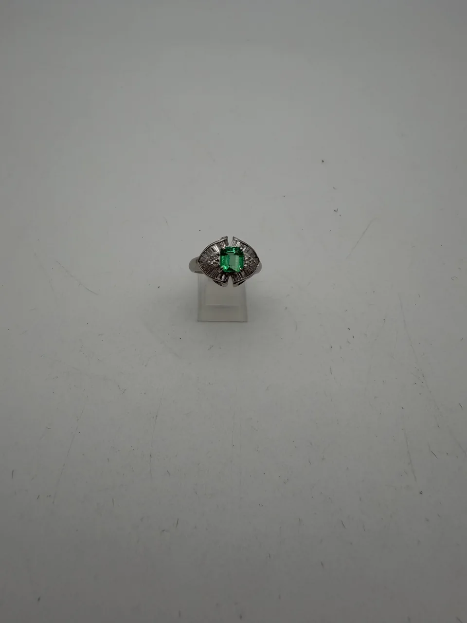 PT900 EMERALD RING E0.71CT FD0.54CT 6.7G hover