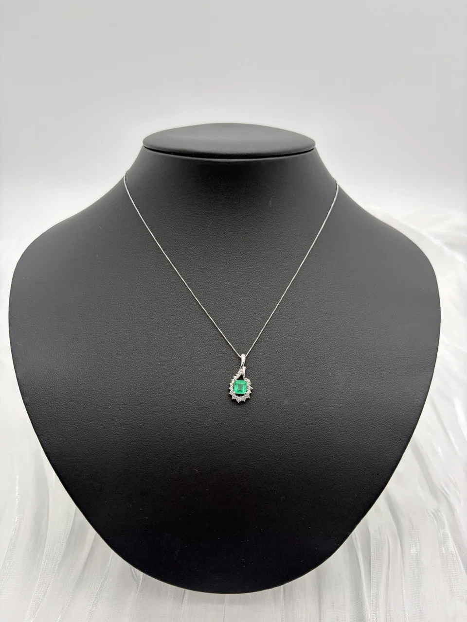 18KT/K18WG EMERALD NECKLACE E0.73CT FD0.23CT 2.7G