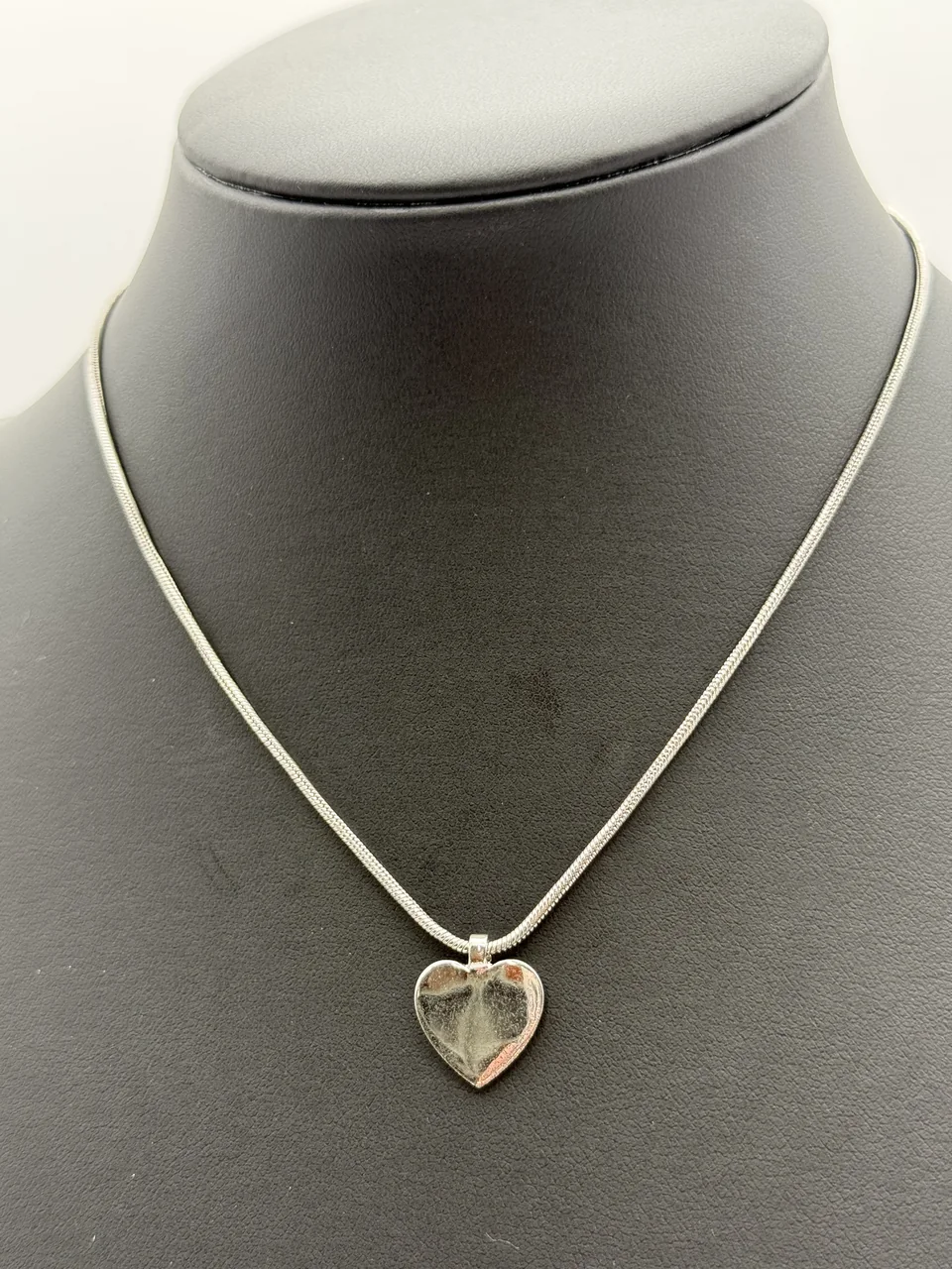 DIOR LOGO HEART NECKLACE view 4