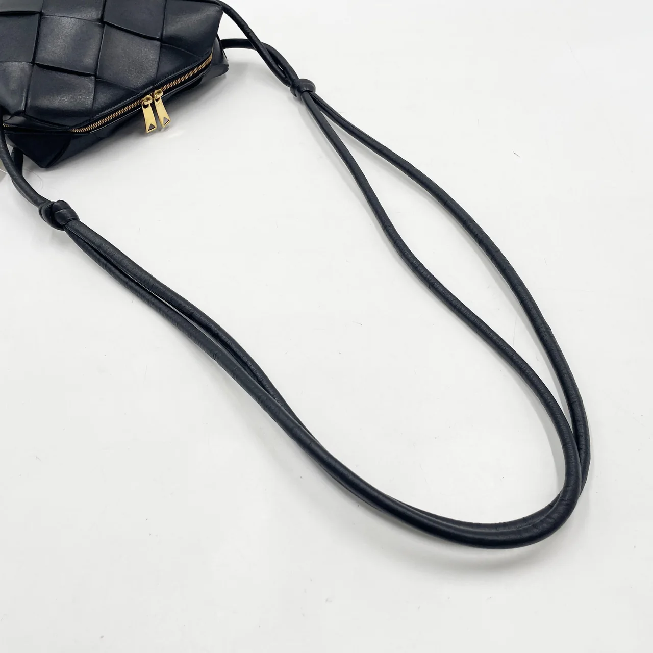 BOTTEGA VENETA MAXI INTRECCIATO SHOULDER BAG (BLACK) view 5