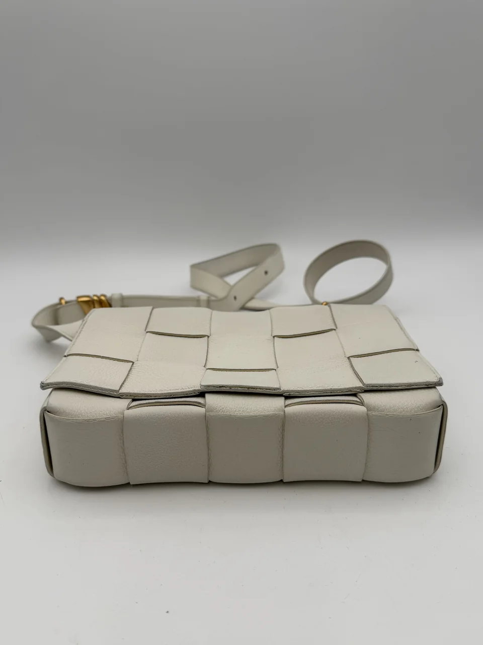 BOTTEGA VENETA MAXI INTRECCIATO CASSETTE (WHITE) view 6